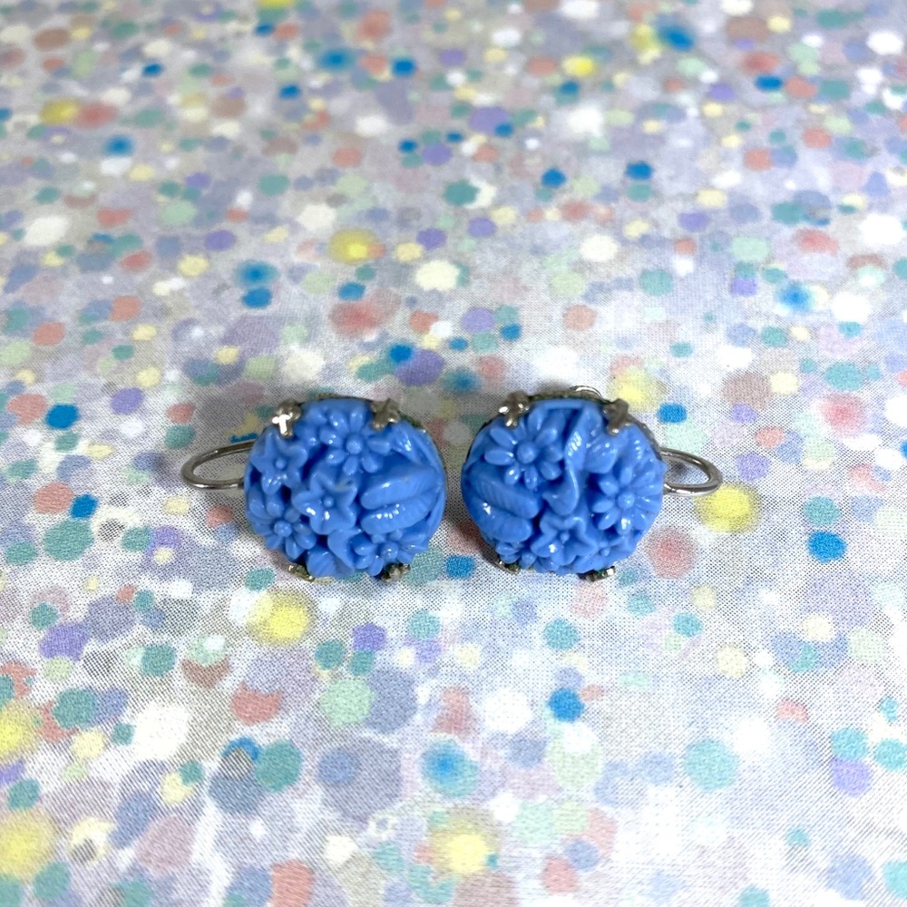 Carved Periwinkle resin screw back vintage earring - Picture 3 of 3